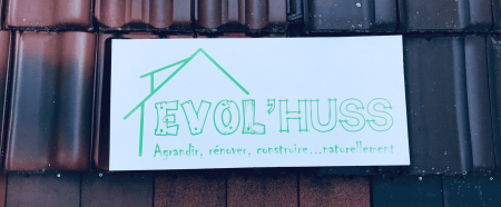 Logo Evol'huss sur tuiles de toiture